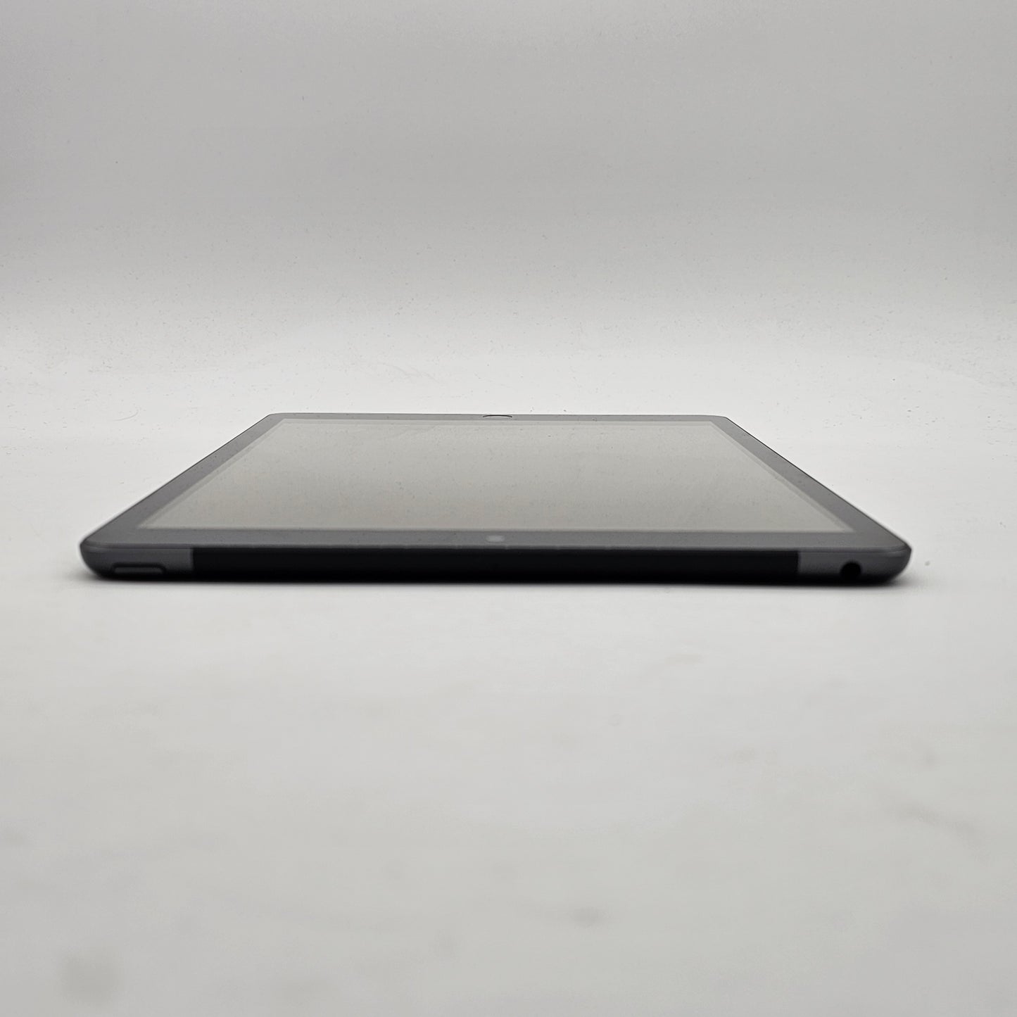 Unlocked Apple iPad 9th Gen 64GB 17.2 Space Gray MK663LL/A A2603